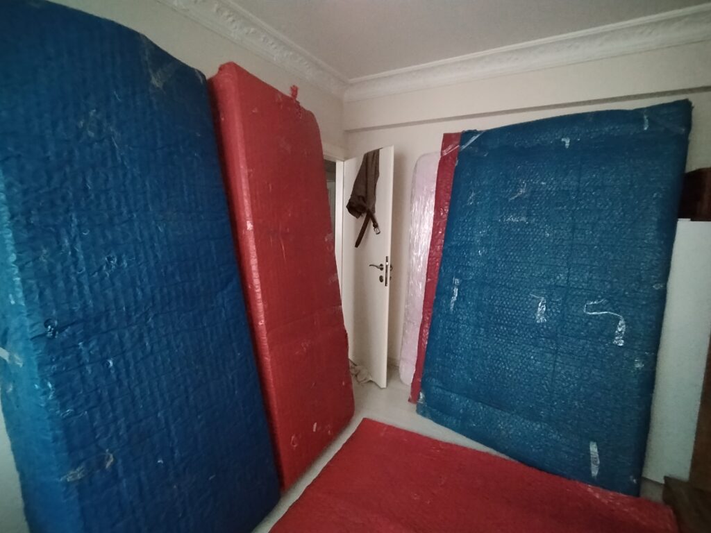 Hakkımızda Trabzon Atmaca Nakliyat Profesyonel Taşımacılık hizmetleri Kırmızı mavi baloncuklu naylonla paketlenmiş Yatak Odası Dolabı