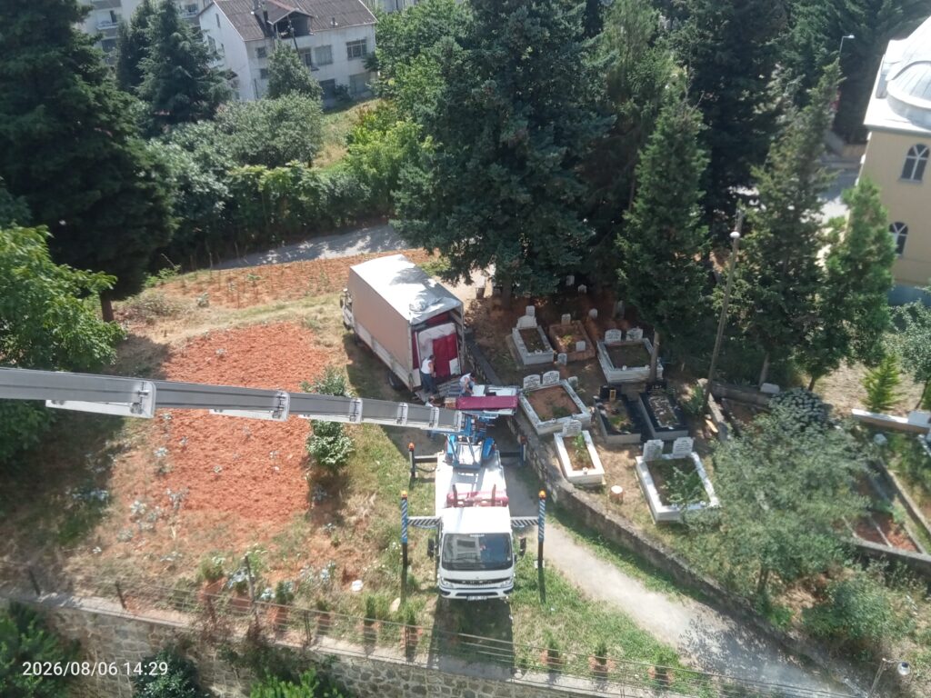 Trabzon Ortahisar evden eve nakliyat hizmetlerinde bina balkonuna kurulu eşya asansörü ve nakliye kamyonu